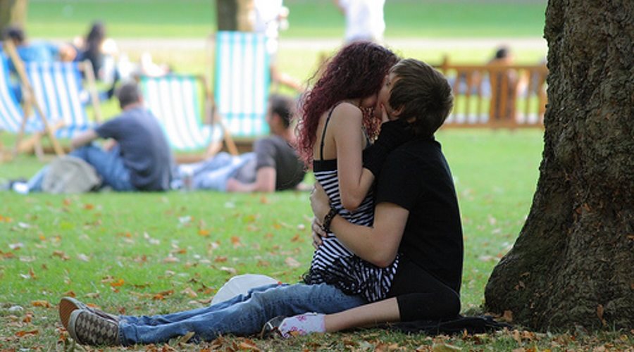 Прилюдно это. Поцелуй на скамейке. Страстный поцелуй в парке. Пара занялась в парке.